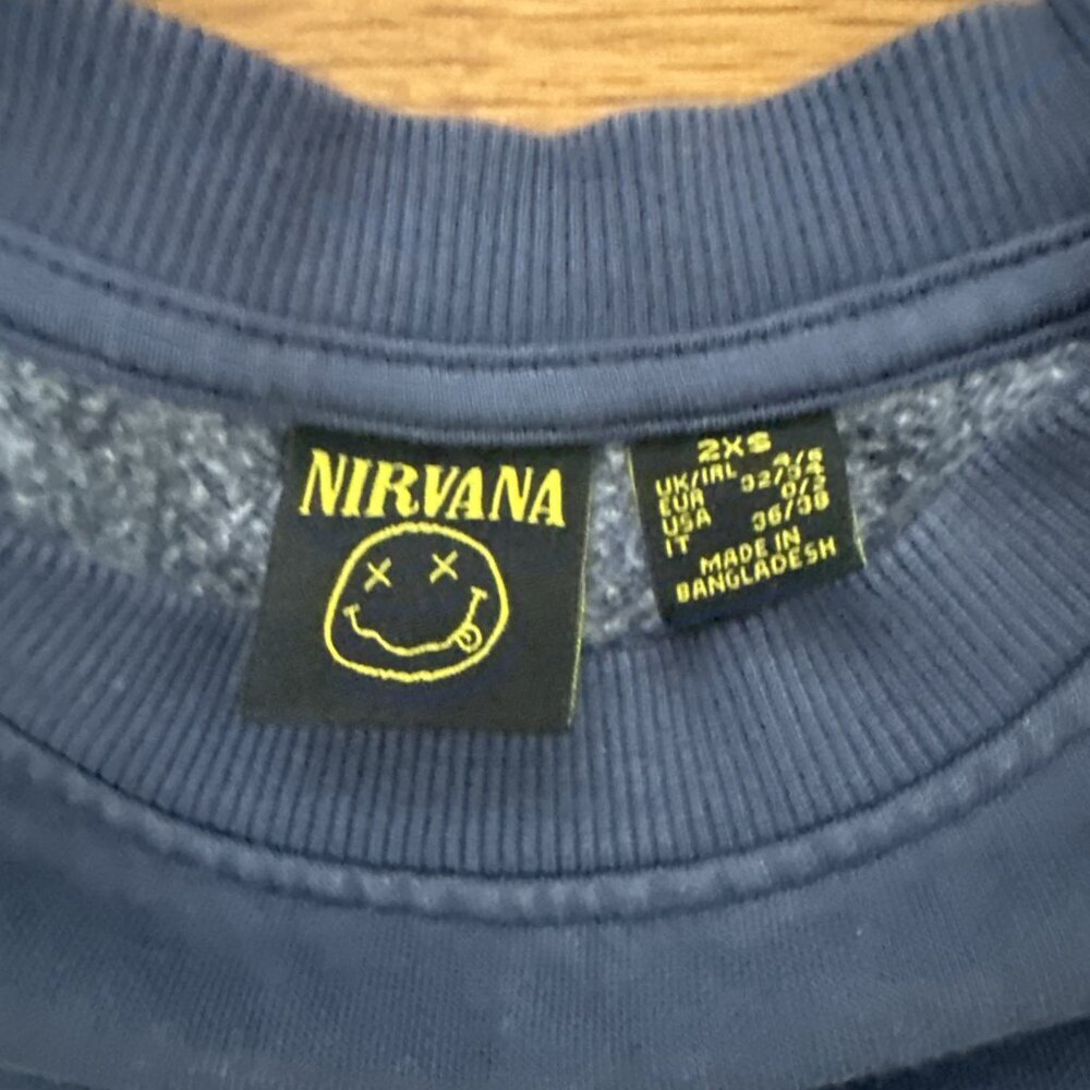 Nirvana Smiley Sweatshirt Purple Pullover Rock Band Sweater Graphic Size L - Picture 4 of 5